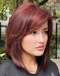 wedding updo with side bangs Hairstyles With Feathered Bangs, Cute Hair Colors For Short Hair, Corte Bob Corto Cara Redonda, Long Bob Haircut With Layers, Long Layered Bob Hairstyles, Corte Long Bob, Hair Color Mahogany, Mahogany Hair, Blonde Hair Tan Skin