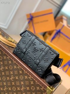 Description L.V Trunk Slingbag Monogram Seal Black For Men, Bags, Crossbody Bags 8.1in/20.5cm LV M57952 Rep 1:1 Size: 20.5 x 14 x 4.5 cm / 8.1 x 5.5 x 1.8 inches (Length x height x width) This new Trunk Slingbag conveys a strong signature look in Monogram Seal. Sumptuous black is decorated with L.V’s iconic Monogram pattern using a special debossing technique for a rich tactile effect. Studs and trim recall the House’s historic trunks, and the adjustable strap offers two hands-free carry options: cross-body or as a beltbag. Black Monogram Seal Textile lining Tone-on-tone hardware Trunk-style corners and studs Magnetic closure Inside flat pocket Strap: Not removable, adjustable Includes box, dust bag. This product is of the best quality. Louis Vuitton Trunk, Product Catalogue, Model Design, Monogram Pattern, Signature Look, Evening Clutch Bag, Vuitton Bag, Lv Bag, Luxury Accessories