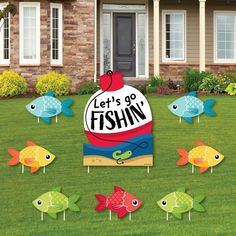 there is a lawn decoration with fish on it