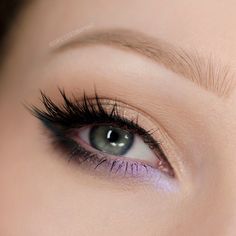 Make Up Looks For Purple Dresses, Makeup With Light Purple Dress, Light Purple Dress Makeup Ideas, Subtle Purple Makeup Looks, Purple Light Makeup, Light Makeup Purple, Subtle Pop Of Color Eye Makeup, Makeup Looks With Purple Dress, Light Purple Eyeliner