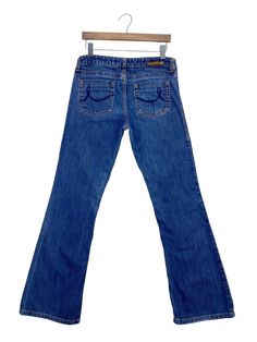 Gebrauchte DKNY Jeans zum Verkauf - 7/10 guter Zustand. - 100% Baumwolle. - Größe 28 laut Label. - Wird 71 cm Taille passen. - Die tatsächliche Farbe kann ein wenig von den Bildern abweichen. - Gebrauchsspuren. - Gut in Form. - Bitte beachten Sie die Bilder und Maße. - Messungen (ungefähr): Taille - 28 Zoll Flach legen: Schrittlänge - 80cm Länge - 41 Zoll Rise vorn - 24 cm Rücken Rise - 12,5 Zoll Hüftumfang - 49cm Oberschenkel - 28 cm Knie - 8 Zoll Beinöffnung - 24 cm Gewicht: 620 Gramm (3 bis 5 Dkny Jeans Women, Punk Jeans, Flare Denim Jeans, Dkny Jeans, Womens Jeans, Denim Flares, 11 Inches, Favorite Outfit, Denim Jeans