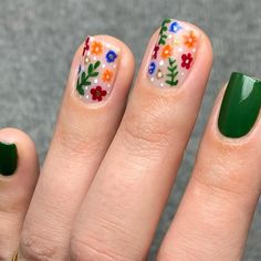 Simple Designs Short Nails, Gel Nails On Short Nails, Gift Wrap Nails, Maximalist Nail Design, Short Nail Inspo Green, Short Natural Nails Ideas, Short Artsy Nails, Short Green Nail Designs, Cute Nails Green