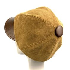 Baker boy cap made of cotton velour and genuine brown leather visor. Inspired by the early 20th century newspaper delivery boys. Its large visor protects us from the sun, cold and rain.The length of the visor is 6 centimeters. The interior is made of a cotton liningThe back of the cap has a small eco-leather belt to adjust the measurement up to three centimeters less.For its production we use top quality real leather, reinforcements to give consistency to the hat and top sewing threads.In our wo Adjustable Brown Cap, Brown Newsboy Hat, Brown Military Style Flat Cap, News Boy Cap, Brown Military Flat Cap, Baker Boy Cap, Pork Pie, Baker Boy, Newsboy Cap