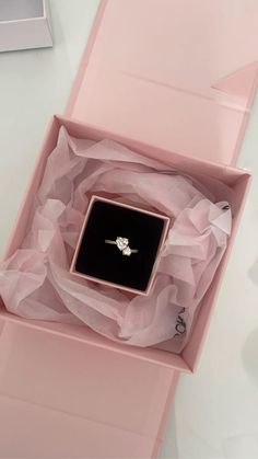 gold dimond promise ring Gold Pandora Ring, Pandora Gold Rings, Promise Rings For Her Gold, Promise Rings Aesthetic, Promise Ring Aesthetic, Pretty Promise Rings, Promise Ring Pandora, Gold Pandora Rings, Pandora Rings Gold