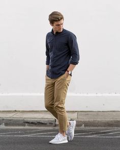 Chinos Men Outfit, Pants Outfit Men, Formal Men Outfit, White Tennis Shoes, Outfit Chic, Mens Casual Dress Outfits, Stylish Mens Outfits