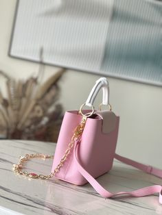 This Capucines handbag is made of Taurillon leather, which faintly reflects the shades of the same color, which makes the classic shape more eye-catching. Matched with the enamel Monogram floral chain, it can be carried by hand, on the elbow or on the shoulder strap.

 Messenger Size: 27*18*9cm

Color: Pink color matching enamel floral chain Elegant Pink Shoulder Bag With Round Handle, Elegant Pink Bag With Round Handle, Luxury Pink Shoulder Bag With Round Handle, Luxury Pink Bag With Chain Detail, Luxury Pink Bag With Chain, Louis Vuitton Yayoi Kusama, Louis Vuitton Capucines, Louis Vuitton Pink, Lv Purse