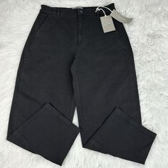 Everlane Women's Black Size 12, They Are The Utility Barrel Pant, Very Stretchy, Belt Loops, Front Slash Pockets, Back Patch Pockets, Straight Tapered Leg Fit, Hi-Rise, Above Ankle Cut, Button/Zip Closure. Materials 98% Organic Cotton, 2% Elastane. Care Machine Wash Cold Tumble Dry Low. Condition New With Tags As Shown In Pictures. Please Preview Measurements To Ensure Fit. Waist 32.25” Rise 12.5” Inseam 26” Leg Opening 8" Preppy Old Money Casual Sustainable Minimalist Career Stealth Wealth Util Utility Barrel Pant, Old Money Casual, Stealth Wealth, Preppy Old Money, Outdoor Festival, Everlane Jeans, Quiet Luxury, Time Capsule, Old Money