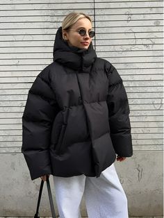 Stilvoller Schutz für jede Jahreszeit Die Malachie Jacke kombiniert funktionale Eleganz mit einem modernen Design. Diese kurze Jacke für Damen mit Kapuze ist perfekt für wechselhaftes Wetter und bietet Schutz vor Wind und Regen, während sie gleichzeitig leicht und bequem zu tragen ist. Das minimalistische Design macht sie vielseitig kombinierbar und eignet sich sowohl für den Alltag als auch für entspannte Wochenenden. Aus diesem Grund gehört die Malachie in Ihren Kleiderschrank: ✔ Schützende Kapuze: Ideal für unvorhersehbares Wetter, schützt vor Regen und Wind. ✔ Leicht und bequem: Bietet maximalen Komfort ohne auf Stil zu verzichten. ✔ Vielseitig einsetzbar: Passt perfekt zu verschiedenen Outfits, von casual bis sportlich. Puffy Winter Coat, Mode Mantel, Womens Quilted Jacket, Loose Coats, Puffer Jacket Women, Outerwear Outfit, Outwear Jackets, Parka Coat, Winter Jackets Women