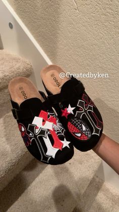 Handmade Spiderman Clogs Custom Birkenstocks, Spiderman Crocs, Winter Outfits Casual Cold, Crocs Fashion, Shoes Wallpaper, Pretty Sneakers, Custom Shoes Diy, Kicks Shoes, Pretty Shoes Sneakers