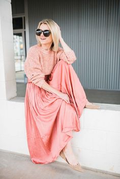 How To Style A Monochromatic Pink Outfit For Fall - Poor Little It Girl #headtotoepink #prettyinpink #jcrewpinkskirt #jcrewstyle #poorlittleitgirl #shortgirlstyle #petitefashion #petiteblogger #shortgirls #petiteoutfitsecrets #petiteclothingtips #pinkmaxiskirt Monochromatic Outfit Pink, Monochromatic Pink Outfit, Monochromatic Pink, Short Girl Fashion, Pink Maxi Skirt, Outfit For Fall, Casual Attire For Women, Maxi Dress Outfit, Favorite Sweater