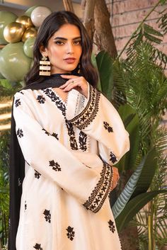 Ansab Jahangir Moonstruck Festive Eid Prets 2022 Original brand suit fabric and photography lite diffrance in actual print. Elegant White Printed Kurta, Elegant Summer Mulmul Set, Festival Embroidered Lawn Suit, Elegant White Printed Sets, White Traditional Wear With Printed Motifs For Summer, White Printed Unstitched Suit For Wedding, White Printed Unstitched Wedding Suit, White Summer Traditional Wear With Printed Motifs, Summer White Traditional Wear With Printed Motifs