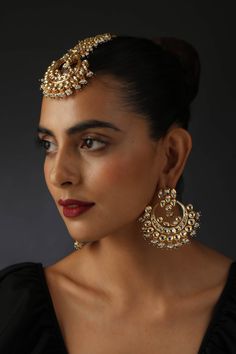 A beautiful white kundan maang tikka and earrings set with a gold tone, adding a touch of traditional elegance to your attire. Luxury Kundan Meenakari Tikka, Elegant Luxury Tikka With Meenakari, Luxury Kundan Tikka With Cutdana Details, Luxury Traditional Tikka For Festivals, Luxury Cutdana Tikka For Reception, Luxury Traditional White Tikka, Luxury Silver Temple Jewelry Tikka, Luxury White Hand-set Tikka, Luxury Elegant Tikka For Diwali