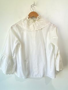 Vintage Form Fit Rogers White Blouse! The cutest clown collar with peasant sleeves and buttons up the front. Made in USA. Would best fit a size small, please refer to measurements. In overall excellent condition with minor signs of wear. Approx. Measurements: Underarm to Underarm: 19" Sleeve Length: 17.5" Length: 21" Fitted Blouse With Smocked Cuffs And Bishop Sleeves, Fitted Bishop Sleeve Blouse With Buttons, Fitted Blouse With Bishop Sleeves And Buttons, Fitted Long Sleeve Peasant Blouse, Bishop Sleeve Blouse With Buttons For Daywear, Daywear Blouse With Bishop Sleeves And Buttons, Vintage White Bishop Sleeve Tops, Retro White Top With Ruffled Collar, White Retro Top With Ruffled Collar