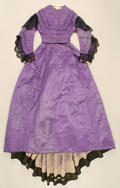 Purple silk dress with black lace trim, American, 1863. 1850s Dress, 1860s Dresses, Victorian Dresses, Antique Dresses, 1860 Fashion, American Dress, 1800s Fashion, Dress History