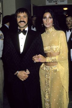 Cher 70s, Cher Fashion, Cher Looks, Vestidos Oscar, Cher Costume, Cher And Sonny, Cher Outfits, Cher Photos, Sonny And Cher