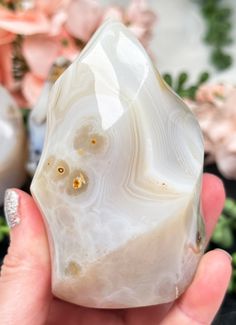 Super cute and detailed white and gray sardonyx agate flames from Madagascar. Overall they have a white, gray vibe, but there are also tan details in some, and the center one has some dark lines as well. You have to take a look at the detailed lines. Gray Vibe, Supplements Packaging, Crystal Magic, White Agate, Crystal Design, Crystal Meanings, Rock Hounding, Crystal Sphere, Sacred Geometry