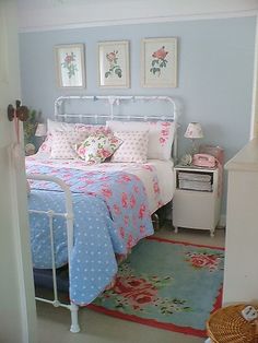 a bed room with a neatly made bed