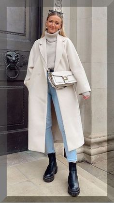 White Coat Outfit, Mantel Outfit, Looks Adidas, 00s Mode, Stile Blair Waldorf, Adrette Outfits, Winter Coat Outfits, Pullovers Outfit