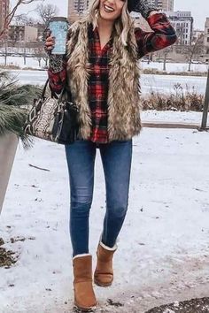 50 Simple Winter Outfit Ideas » Lady Decluttered Fur Vest Outfits, Vest Outfits For Women, Simple Winter Outfits, Faux Fur Vest, Vest Outfits, Mode Inspo, Fur Vest, Western Outfits, Fall Winter Outfits