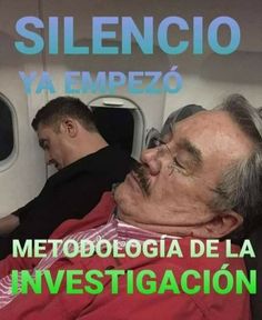 an older man sleeping on an airplane with the caption's in spanish above him