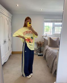 Aesthetic Birkenstocks, Outfit Inspo School, Brandy Melville Aesthetic, Winter Inspo, Chill Fits, Yellow Shirt, Aesthetic Fall, Fall Inspo, Adidas Girl