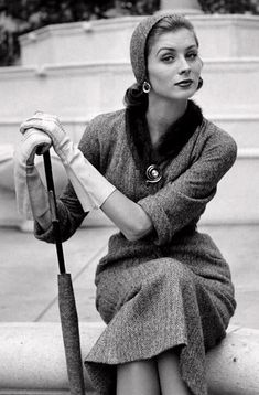 Suzy Parker by Nina Leen 1951. Nina Leen, Suzy Parker, Jean Shrimpton, Vintage Umbrella, Fifties Fashion, Roses Vintage, Fashion Moments