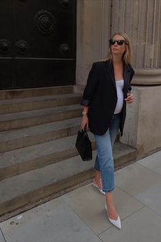 Pregnant and feeling uninspired by boring maternity clothes? Try this straight leg jeans and blazer combo! Maternity Jeans Outfit, Chic Pregnancy Style, Pregnacy Fashion, Summer Pregnancy Outfits, Pregnancy Fashion Fall, Fall Maternity Outfits, Jeans Outfit For Work