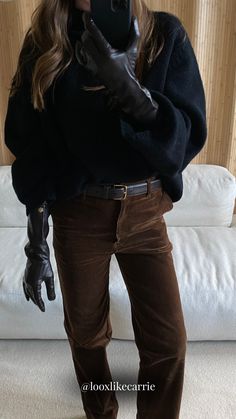 Zima Vibe, Brown Pants Outfit Aesthetic, Brown Suede Pants, 007 Woman, Brown Pants Outfit, Transitional Outfits, Pants Outfit Aesthetic, Pinterest Style, Woman Outfit