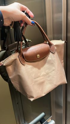 Longchamp bwuge colour small bag Small Long Champ Bag, Small Longchamp Le Pliage Outfit, Beige Longchamp