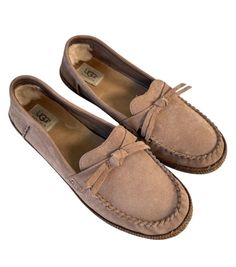 Elevate your shoe collection with these stunning UGG Australia Women's Amila Moccasin Caramel Loafers. The elegant design features a beige color and is crafted from high-quality leather. These flats are perfect for any occasion and are sure to turn heads. The Amila Moccasin Caramel Loafers are designed for women and come in US size 10. They are made in Australia and boast a stylish ballet design. The upper material is made of leather, ensuring durability and comfort. These shoes are perfect for any woman who wants to add a touch of sophistication to her wardrobe. Ballet Design, Ballet Designs, Us Size 10, Ugg Australia, Beige Color, High Quality Leather, Moccasins, Shoe Collection, Flat Shoes Women