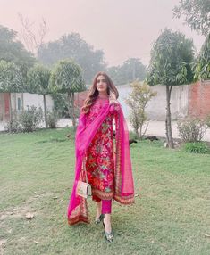 Indian Suit, Traditional Indian Dress, Dresses Traditional, Beautiful Pakistani Dresses, Desi Fashion Casual, Indian Dresses Traditional