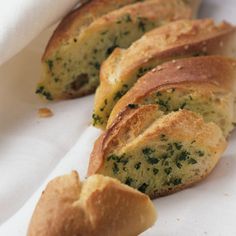 some type of bread with pesto on it