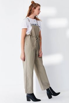 Details Workwear-inspired apron look overall that majorly upgrades your utilitarian game. Made from a lightweight linen-blend fabrication in a sleeveless, relaxed-fit silhouette that features a tie at the waist + silver grommet detailing. Features an open back with cross-strap detailing. Finished with a straight-leg pant bottom, side-entry pockets + pockets at the back. Content + Care- Linen, rayon- Machine wash- Imported color : Taupe(tan-beige) Size + Fit- Model is 5'10" and wearing size Small Waist Apron, Cross Straps, Straight Leg Pants, Linen Blend, Open Back, Apron, Work Wear, Urban Outfitters, Fitness Models