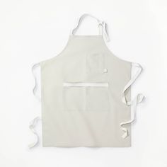 the apron is white and has an open pocket on one side with two pockets at the front