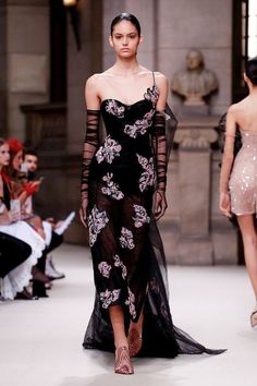 2018 Runway Dresses, Grunge Red Carpet Looks, Grunge Runway, Floral Runway, Runway Fashion Couture, Runway Outfits, Galia Lahav, Fashion Sketchbook, Runway Dresses