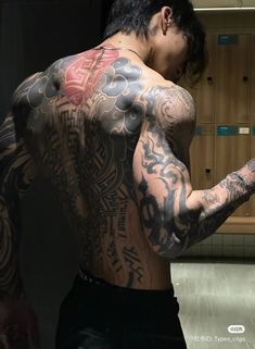 Tattooed Buff Men, Muscular Man With Tattoos, Men Ab Tattoos, Muscular Guy With Tattoos, Guy Tattoos Aesthetic, Whole Back Tattoos Men, Hot Men With Tattoos, Spine Tattoos Men, Chinese Tattoo Men