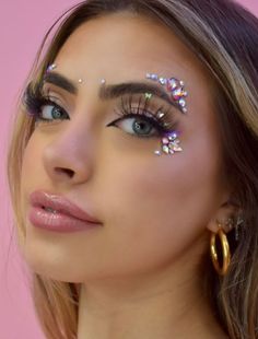 Face Gem Ideas Festival, Glitter Face Art, Rave Makeup Glitter, Face Glitter Ideas Festival Simple, Body Glitter Ideas Festival, Rave Face Glitter Ideas, Glitter Face Makeup