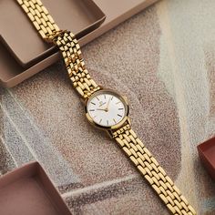 Golden Watch Women, Trendy Watches Women, Pretty Watches, Classy Watch, Cute Watches, Medic Alert Bracelets, Jewelry Lookbook