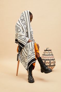 Africa Clothes, African Traditional Wear, Afrocentric Fashion, Ethno Style, Black Shawl, African Clothes, Couture Designers, Africa Fashion, Dope Fashion