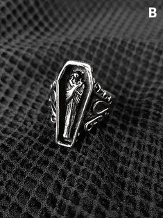 Embrace your gothic style with this striking vampire bat/coffin ring. This unisex ring features intricate metalwork and a vintage design, making it the perfect accessory for Halloween or any gothic-inspired outfit.  Please note that this product includes only one ring. Gothic Metal Skull Ring, Gothic Skull Ring For Halloween, Bat Ring, Coffin Ring, Steampunk Fashion Male, Gothic Ring, Gothic Crosses, Gothic Vampire, Vampire Bat