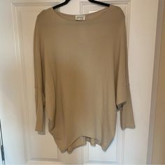 Nwt. This Top Is Oversized In The Best Way, Still Providing Some Structure Where You Want It, Making It The Perfect Neutral Top That You Can Dress Up Or Dress Down. The Quality Of The Fabric Is Amazing And This Will Likely Become The Softest, Coziest Shirt In Your Closet! *See My Closet For The Exact Same Top In Black :) Casual Cream Batwing Sleeve Tops, Oversized Long Sleeve Neutral Top, Fall Cream Batwing Sleeve Top, Cream 3/4 Sleeve Tops For Fall, Oversized Beige Top With 3/4 Sleeves, Beige Oversized Top With 3/4 Sleeves, Oversized 3/4 Sleeve Tops For Fall, Slouchy Top, Neutral Tops