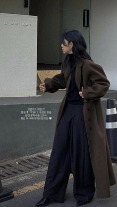 Tomboy Academia Outfits, Korean Minimalist Outfit Aesthetic, Sophisticated Outfits Winter, Half Coat Outfits For Women, Korean Women Fashion Street Style, Loose Dress Shirt Outfit, Dark Academia Outfit With Pants, Korean Academia Outfit, Dark Academia Fashion Black Women