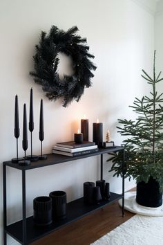 Contemporary Xmas Decor, Men Christmas Decor Ideas, Minimalist Christmas Entryway, Christmas Decoration Minimalist, Modern Christmas Shelf Decor, Modern Black Christmas Decor, Black Christmas Decorations Inspiration, Stylish Christmas Decor, Christmas Decor Ideas Black And White