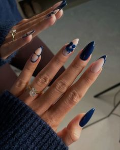 Almond Nails Designs Navy Blue, Blue Nails Aesthetic Design, Berry Blue Nails, Navy Blue Gel X Nails, Navy Blue Nail Ideas Almond, Navy Design Nails, Navy Blue Design Nails, Blue Nails Inspo Aesthetic, Navy Blue Nails Aesthetic