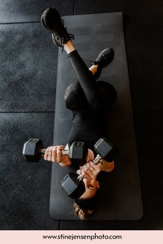 Woman working out on the floor in all black outfit Gym Photoshoot Women, Women Fitness Photography, Workout Photoshoot, Fitness Branding, Workout Pics, Gym Photography, Body Transformations