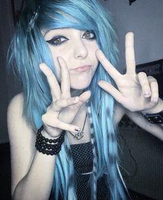 Scene Girl 2000s, Scene Kid Hair, Scene Makeup, 2000s Girl, Emo Hair