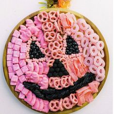 a plate that has some kind of food on it with the face made out of pretzels