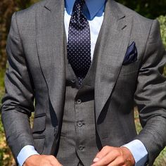 Faça seu estilo no Atelier das Gravatas - atelierdasgravatas.com.br ... … Grey Suit Styling, Wedding Tuxedo, Tuxedo Wedding, Well Dressed Men, Mens Fashion Suits, Suit Up