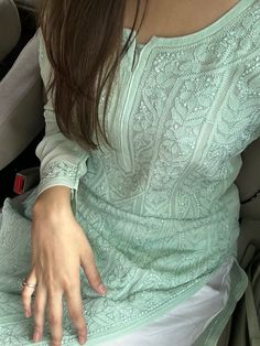 chikankari kurti lucknow chikan work green kurti eid outfit inspo eid pictures inspo car selfie idea aesthetic ethnic wear ideas Traditional Indian Dress, Casual Indian Fashion, Desi Fashion Casual, Casual College Outfits, Desi Clothes, Indian Dresses Traditional, Traditional Indian Outfits, Casual Day Outfits