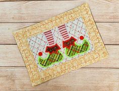 Christmas Embroidery Ideas, Hoop Embroidery Designs, Embroidering Machine, Mug Rug Tutorial, Christmas Mug Rugs, Designs By Juju, Amazing Embroidery, Mug Rug Patterns, Fabric Postcards